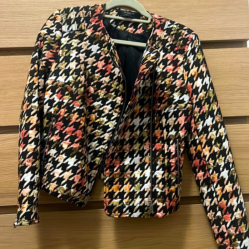 zara houndstooth jacket with floral background
